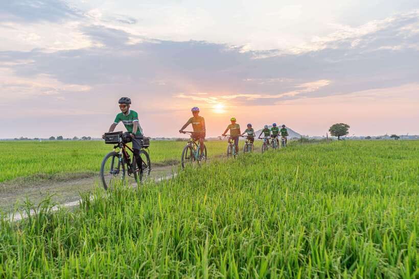 Siem Reap: Countryside Sunset Bike Tour / E-Bike or Tuk Tuk - A short stop in a traditional village