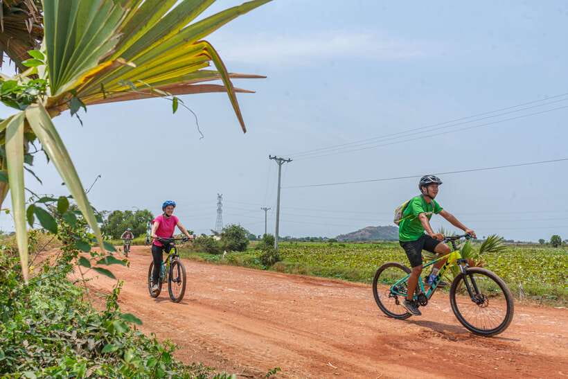 Siem Reap: Countryside Sunset Bike Tour / E-Bike or Tuk Tuk - The farm and rice wine pause