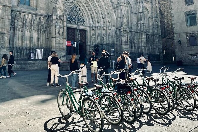 Sightseeing by Bike & Photo Shooting - Ciutadella Park and Arc de Triomf