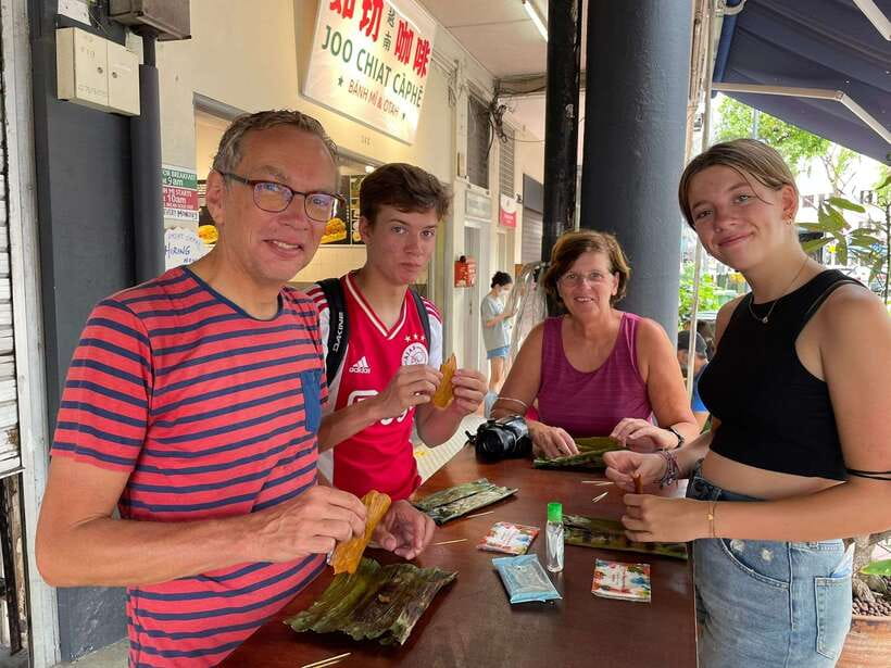 Singapore: Food and Bike Tour: Katong District - Cycling between bites