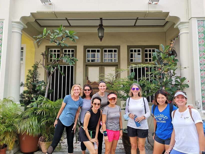 Singapore: Food and Bike Tour: Katong District - The Peranakan story behind the food