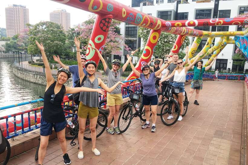 Singapore: Historical Half-Day Bike Tour - Guide quality and safety on the road