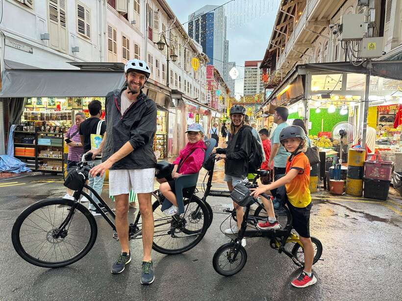 Singapore: Light to Night Bike Tour - Chinatown: stories between the landmarks