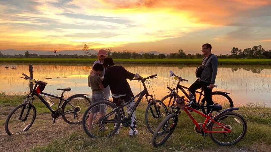 Sukhothai: 2.5-Hours Guided Countryside Sunset Bike Tour - Meeting woodworkers at a local factory