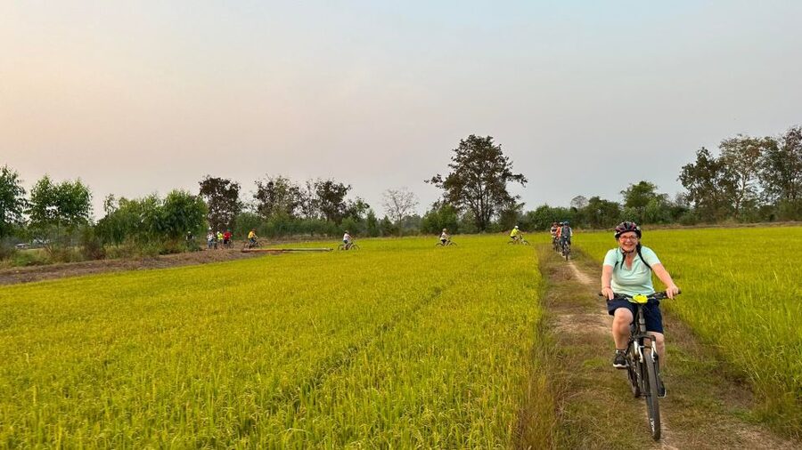 Sukhothai: 2.5-Hours Guided Countryside Sunset Bike Tour - Ten kilometers of dirt track through the rice paddies
