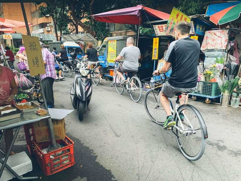 Taipei: 4-Hour Morning City Cycling Tour with Breakfast - Chiang Kai-shek Memorial Hall and the changing guards
