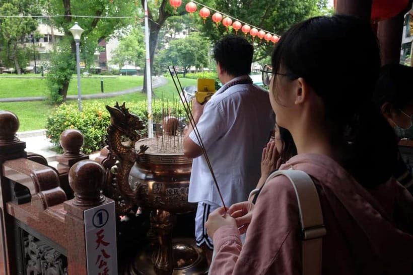 Taipei: 4-Hour Morning City Cycling Tour with Breakfast - Jing Fu Gate and the Presidential Office Building