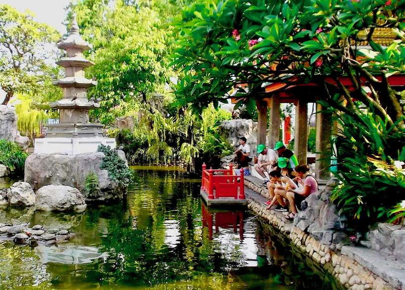 Thai culture and Bangkok local life guided bike tour - Pak Khlong Talat: Bangkok’s flower market