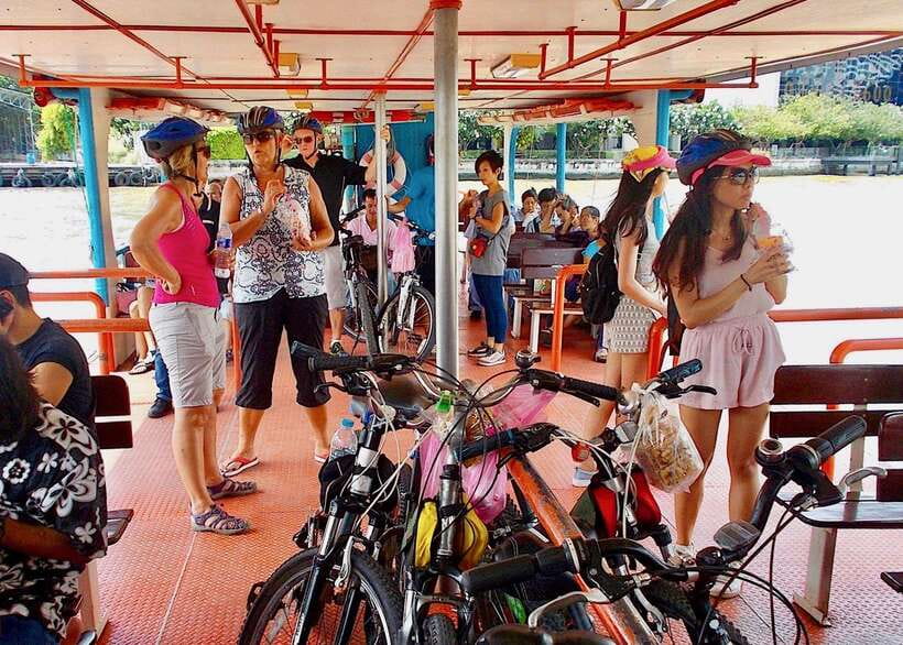 Thai culture and Bangkok local life guided bike tour - Wat Kalayanamitr and feeding the turtles