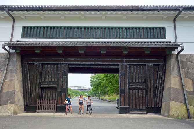 Tokyo Guided Small-Group Biking Tour - A grocery-store bento and lunch by Tokyo Bay