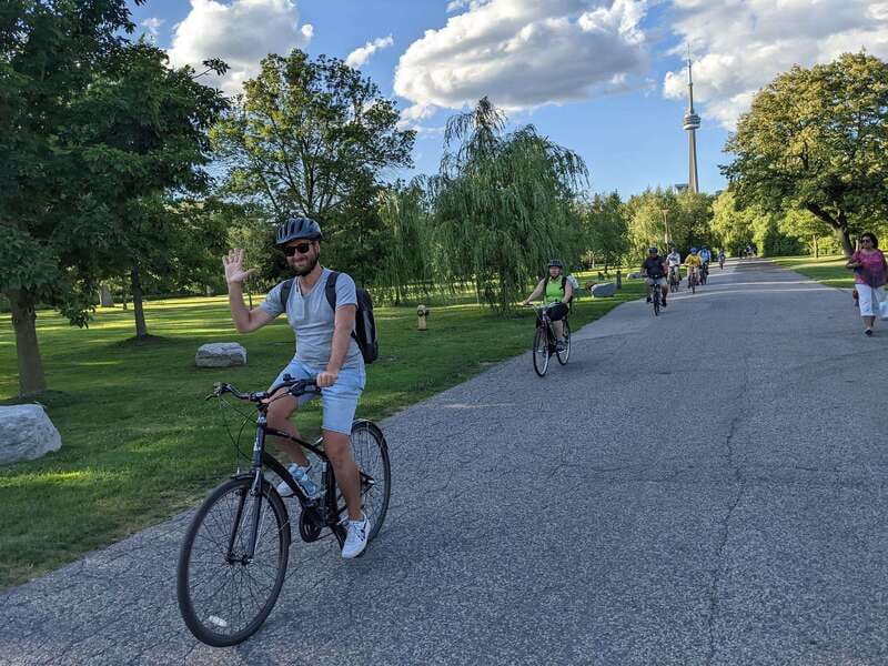 Toronto Islands: Morning or Twilight 3.5-Hour Bike Tour - Beaches, cottages, and the Royal Canadian Yacht Club