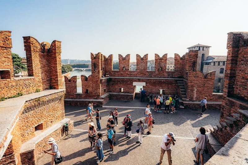 Verona e-bike tour: city center and panoramic views - Castelvecchio and San Zeno