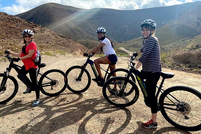 Volcanic Discovery PREMIUM eBike Tour: 35 km - Mejillones and the famous Popcorn Beach