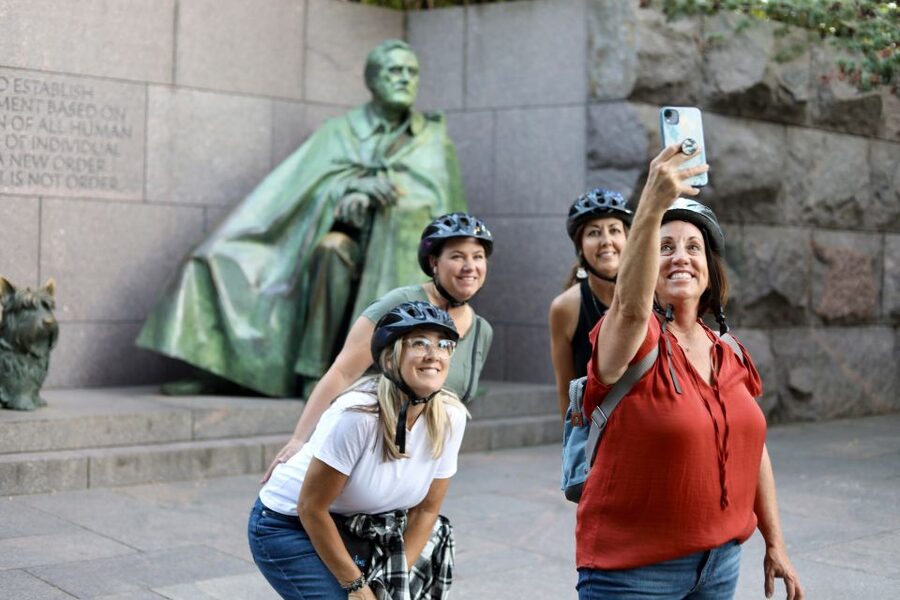 Washington DC: Monuments and Memorials Bike Tour - World War II Memorial and Washington Monument
