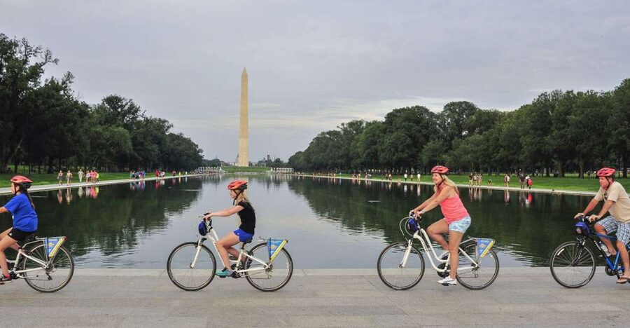 Washington DC: Monuments and Memorials Bike Tour - Smithsonian Castle and the ride back